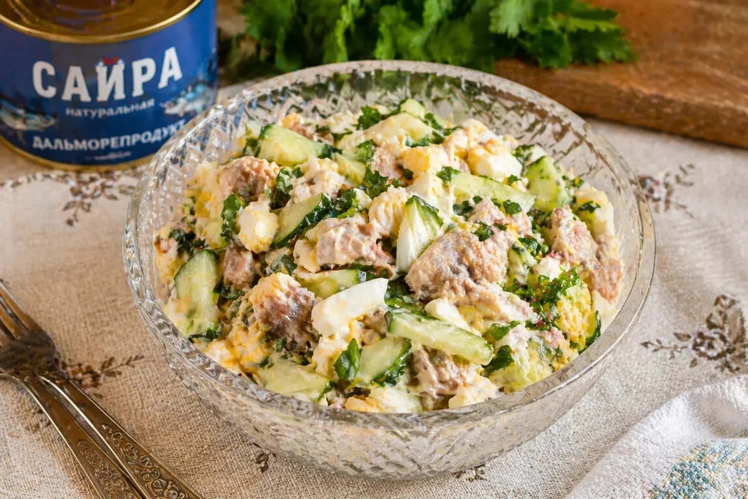Этот салат ставили на каждый стол в СССР — и до сих пор он остаётся фаворитом: готовим с сайрой по классическому рецепту
