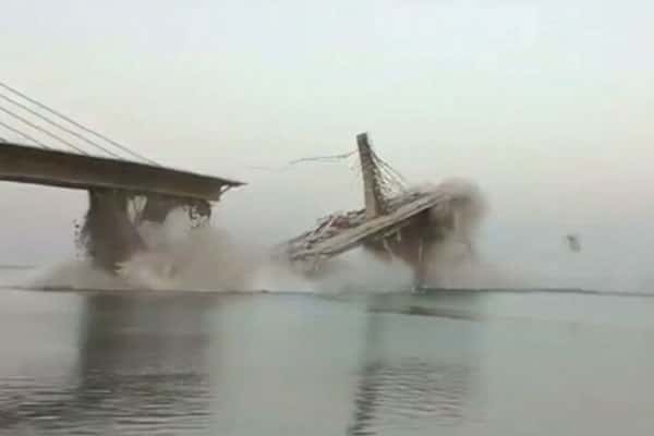 В Индии второй раз за 14 месяцев рухнул строящийся мост через Ганг