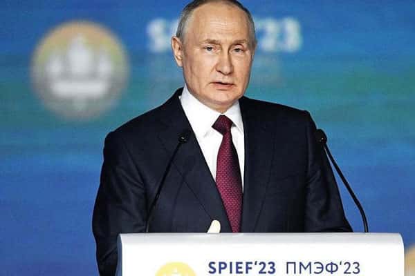 Путин показал, как нужно себя вести во время звучания гимна России