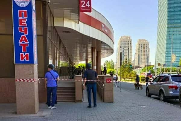 В Астане освободили заложников, удерживаемых в отделении банка. Мужчина требовал перевести все активы в фонд детям-инвалидам