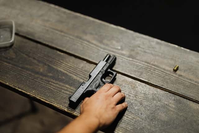 В Москве 20-летний парень угрожал девятилетнему мальчику пистолетом