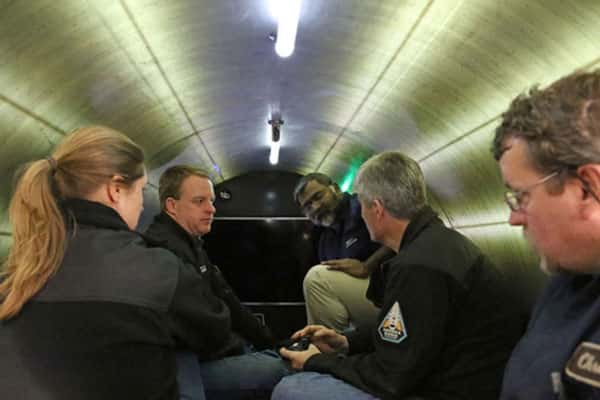 Миллиардеры застряли на дне океана: как выглядит изнутри батискаф, пропавший на пути к «Титанику»