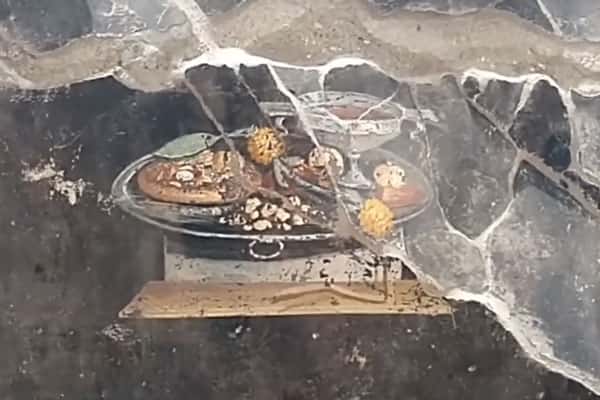 Чем лакомились римляне 2000 лет назад: в Помпеях нашли фреску с изображением древней пиццы 