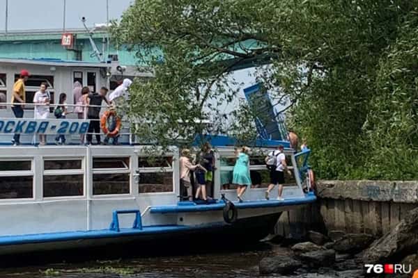 Теплоход врезался в бетонные плиты в Ярославле — есть пострадавшие