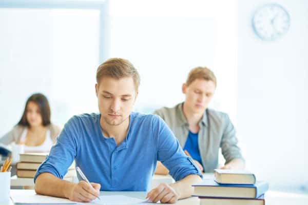 Около тысячи школьников удалили с ЕГЭ в 2023 году