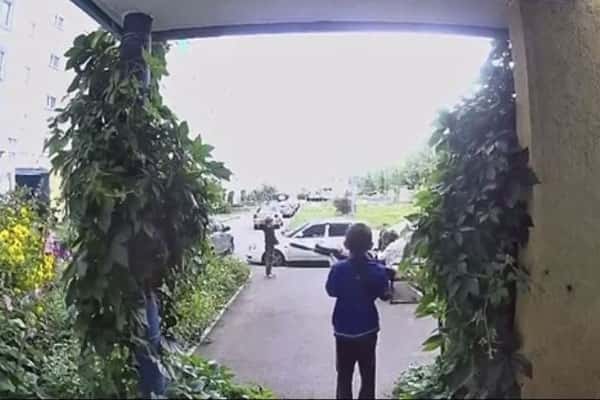 Мальчик с винтовкой расстрелял камеру домофона в Набережных Челнах