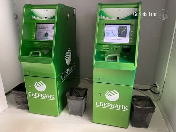 Банкоматы ведущих российских кредитных организаций перестали принимать доллары и евро