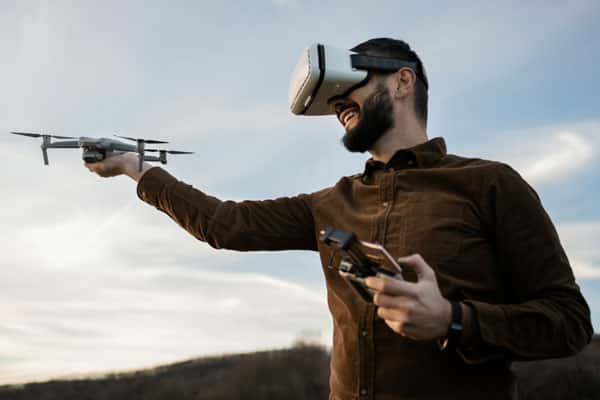 В Госдуме предложили создать компьютерную игру, симулирующую жизнь оператора дронов