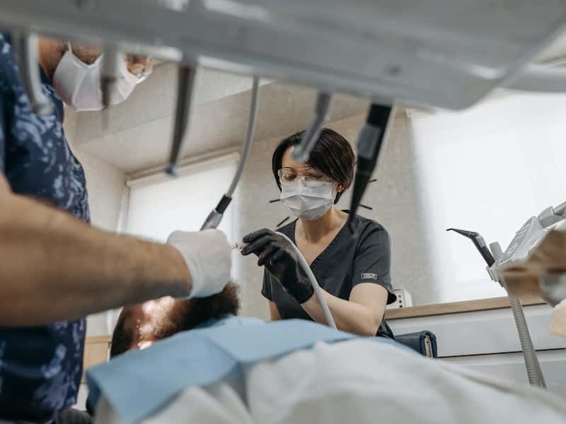 Из-за плохой гигиены зубов мудрости возрастает риск кариеса