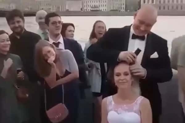 В Петербурге жених побрил наголо невесту прямо на свадьбе