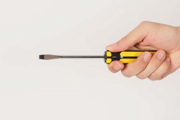 В Новосибирске мужчина с отверткой погнался за женщиной с ребенком