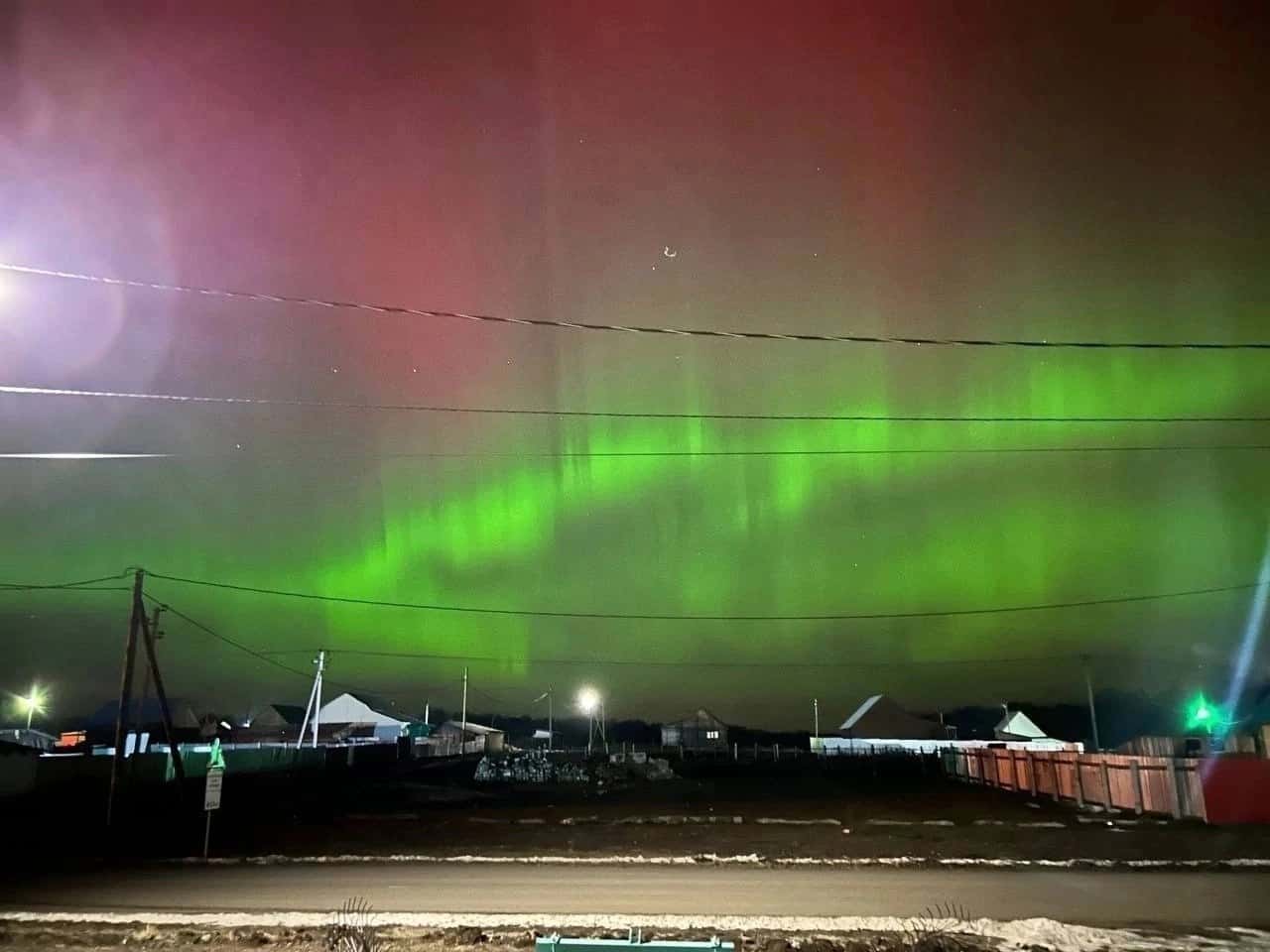 НЛО и межпространственные порталы: как россияне объяснили яркое сияние в небе