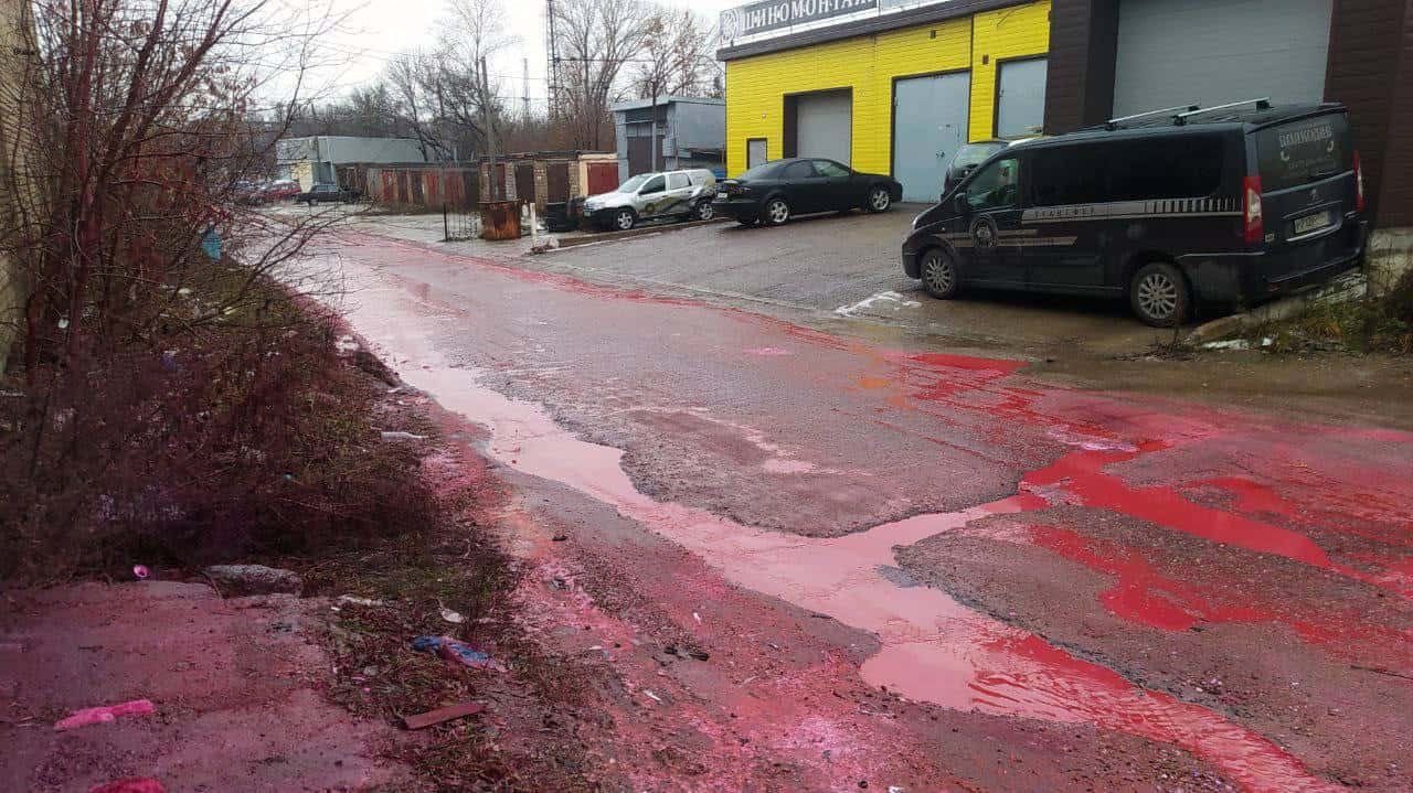 В Уфе после дождя улицы окрасились в кроваво-красный цвет