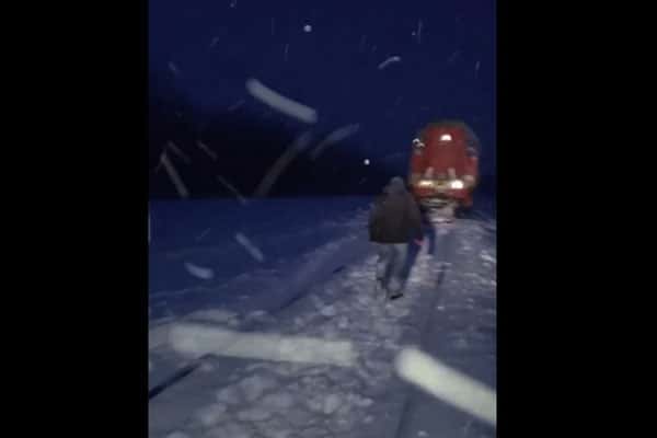 Столкнувшийся лоб в лоб с маневровым локомотивом поезд продолжил движение. Видео