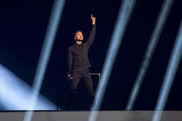 Суд в Петербурге оштрафовал телеканал Aiva за пропаганду ЛГБТ* в клипе Лазарева