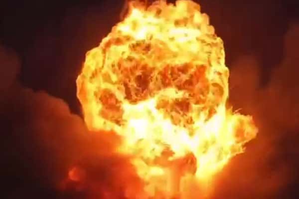 В петербургском ангаре во время пожара взорвались баллоны с химикатами