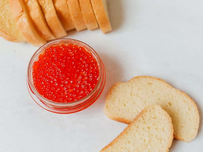 В красной икре известных брендов обнаружили кишечную палочку