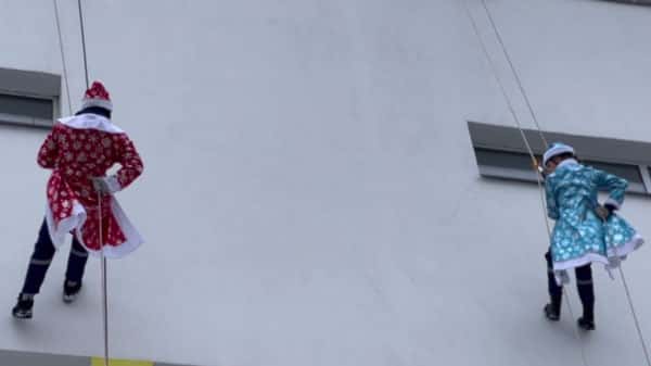 В Подольске детей в реабилитационном центре с наступающим Новым годом поздравил десант Дедов Моров и Снегурочек