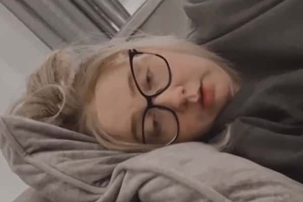 «Я была в полном ужасе»: в Великобритании у 30-летней женщины в ухе паук свил гнездо