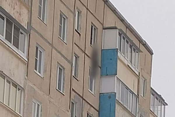Мёртвого мужчину обнаружили на стене девятиэтажки в Чите