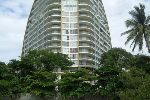 Россиянин выпал из окна в Таиланде и умер