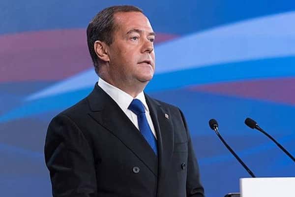 Медведева взбесила пометка о фейках под его постом в соцсети Х