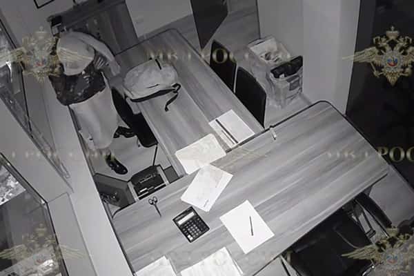 Дерзкое ограбление юридической фирмы в Москве: Менеджер переоделся в женщину и украл 18 миллионов рублей