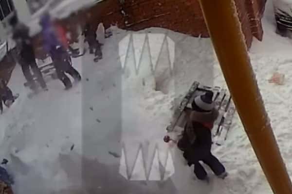 В центре Самары детей завалило лавиной снега, упавшей с крыши