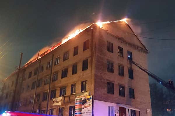 В Ясногорске горит общежитие: огонь охватил 800 квадратных метров