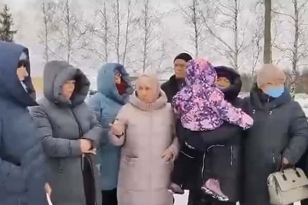 Жители сёл под Казанью жалуются, что до города им приходится добираться пешком, на попутках или такси