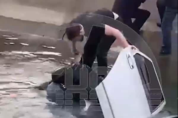 В Махачкале машина с детьми-спортсменами съехала в канал