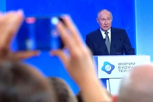 Путин поручил увеличить оклады медиков в регионах на 50 процентов