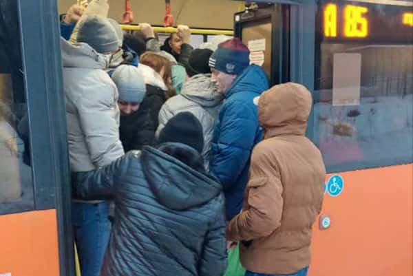 Жители Нижнего Новгорода жалуются на переполненные автобусы и отсутствие общественного транспорта по вечерам