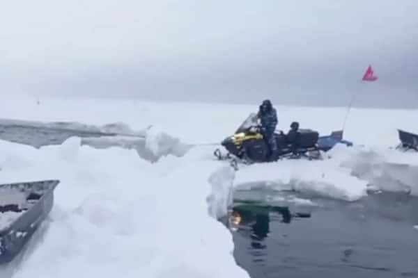 Более 80 рыбаков застряли на оторвавшейся льдине в Охотском море 
