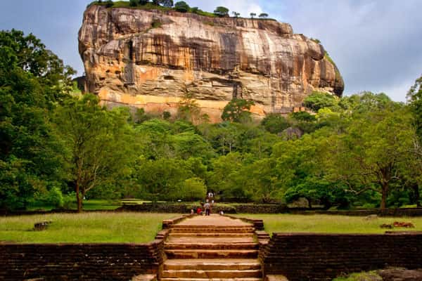 Власти РФ призвали живущих на Шри-Ланке россиян вернуться на Родину