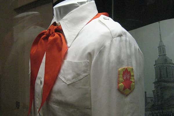 В КПРФ объяснили, почему нельзя возвращать пионерский галстук в школьную форму