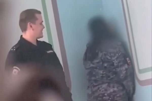 На Урале преподаватель техникума ставил студенток на колени, угрожал, шлепал ремнём