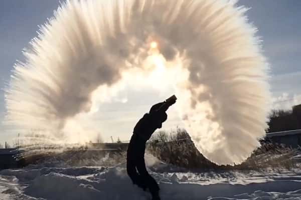 Жителям Братска пригрозили штрафом за челлендж с замерзающей на морозе водой