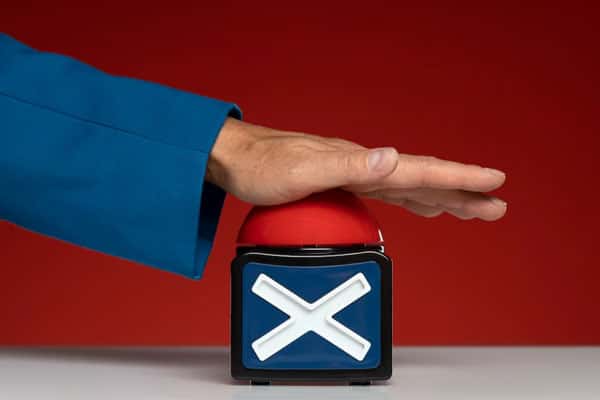 Губернаторы, оборонные заводы, чиновники из Крыма и “новых территорий”. Против кого ЕС ввёл новые санкции?