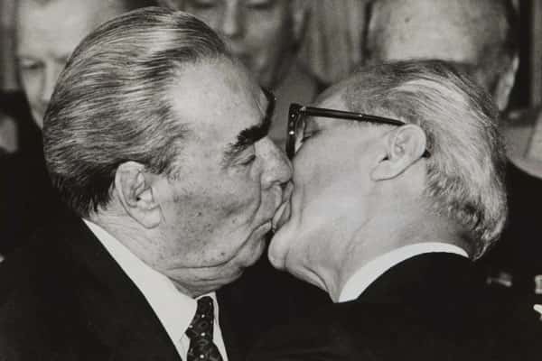В Госдуме не увидели признаков ЛГБТ* в поцелуе Брежнева и Хонеккера