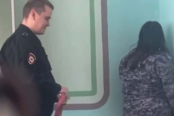 На Урале преподаватель техникума, который ставил на колени студентку, ранее требовал покупать ему игры