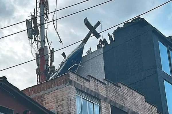 В Колумбии туристы выжили после крушения вертолёта и попали на видео