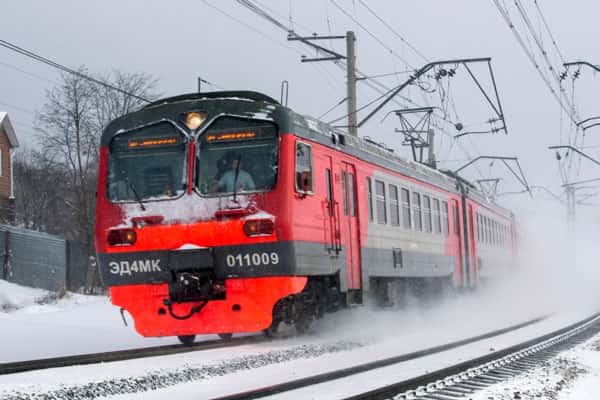 Беременную женщину с маленьким сыном и мужем сбила электричка, когда они перебегали пути