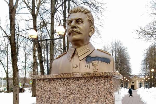 В Звенигороде неизвестные разрисовали памятник Сталину