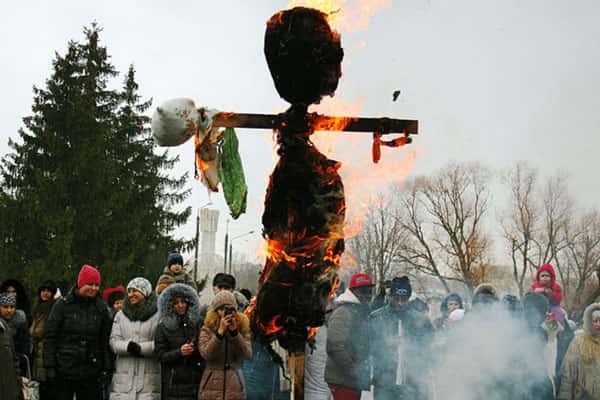 Главное — икра: стало известно, сколько стоит застолье на Масленицу