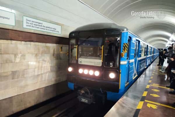 В метро Омска выставили охрану, чтобы не дать местным жителям устраивать подземные регаты