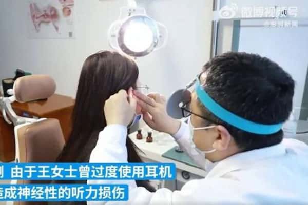 В Китае девушка оглохла из-за того, что два года слушала музыку в наушниках во время сна