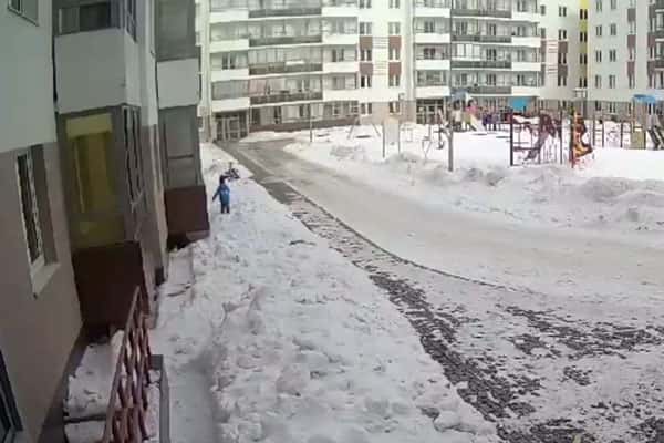 Глыба льда упала на трёхлетнего мальчика в Екатеринбурге