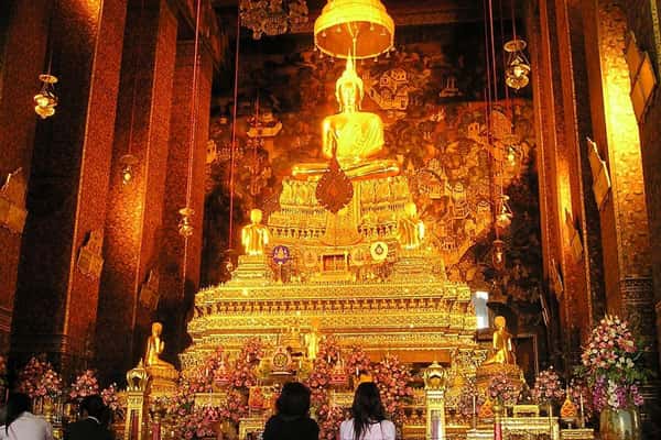 Посетитель храма избил Будду тапкой из-за бывшей жены