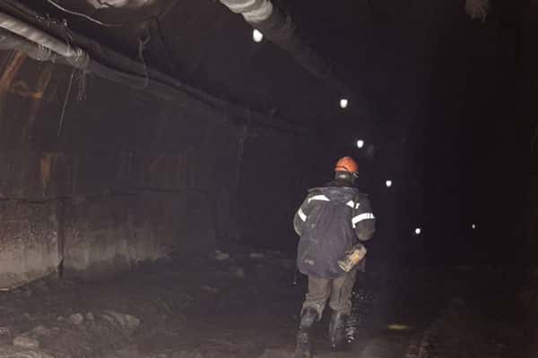 Оказавшихся под завалами шахтеров пытаются спасти вторые сутки